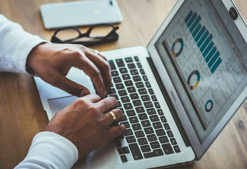 Qual é a relação entre as normas contábeis e a auditoria?