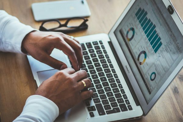 Qual é a relação entre as normas contábeis e a auditoria?